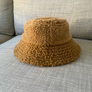 Urban Outfitters Sherpa Bucket Hat in Camel